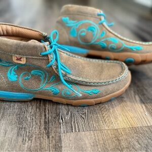 Women’s 9 Twisted X Ankle Boots Chukka Moc in Turquoise flower embroidered